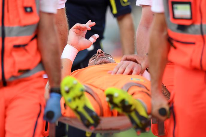 Stefano Sorrentino | Stefano Sorrentino je po nesrečnem trku s Cristianom Ronaldom ostal brez zavesti in predčasno končal srečanje. Italijan naj bi utrpel pretres možganov in  zlomljen nos. | Foto Reuters