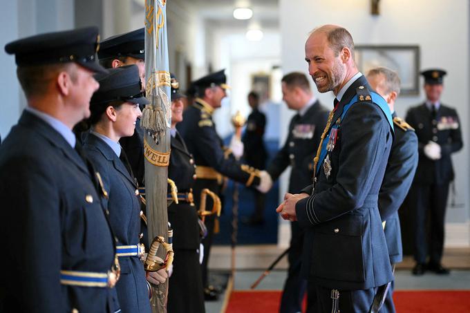 Britanski princ William si še naprej pušča rasti gosto brado, potem ko je avgusta opustil značilni obriti videz. | Foto: Reuters