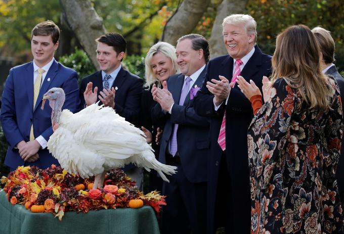 Donald Trump je bil na pomilostitvi, tradicija se je začela leta 1989, dobre volje in nasmejan. | Foto: Reuters