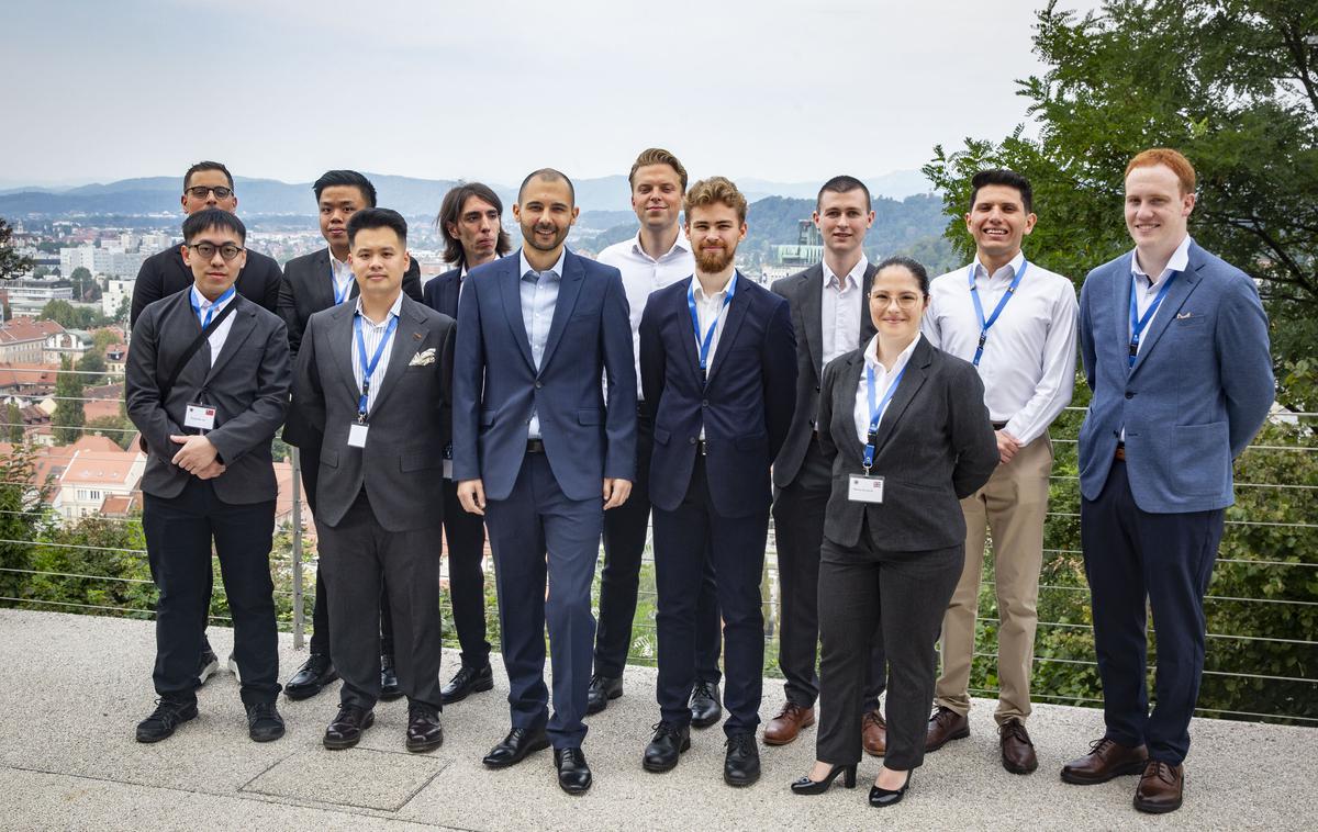 Tekmovanje mladih sommelierjev Združenja Chaine des Rotisseurs. sommelier vino | Sodelujoči na letošnjem tekmovanju mladih sommelierjev z vodjem sodniškega odbora Salvatorejem Castanom | Foto Bojan Puhek