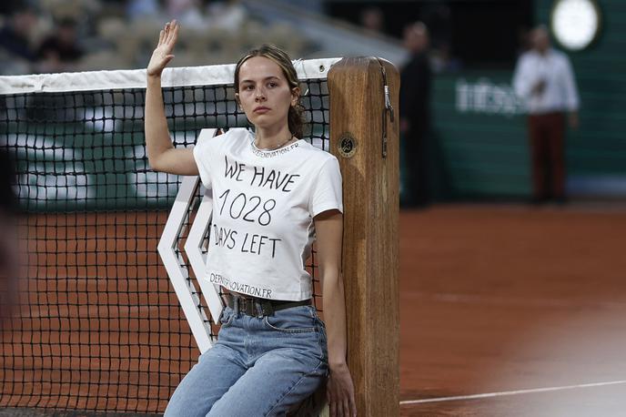 Roland Garros protestnica | Zaradi vdora protestnice, ki je opozorila na pereč problem klimatskih sprememb, je bil na OP Francije za nekaj minut prekinjen polfinalni obračun med Casperjem Ruudom in Marinom Čilićem. | Foto Reuters