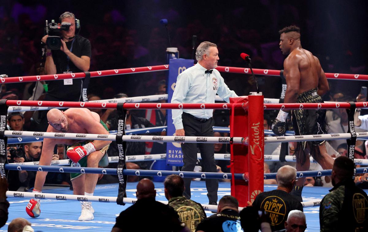 Tyson Fury - Francis Ngannou | Francis Ngannou je Tysona Furyja v tretji rundi spravil na tla. | Foto Reuters