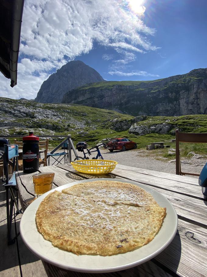 V koči na Mangartskem sedlu vas bodo postregli prijazni gostitelji. Poskusite njihove palačinke. | Foto: Jaka Lopatič