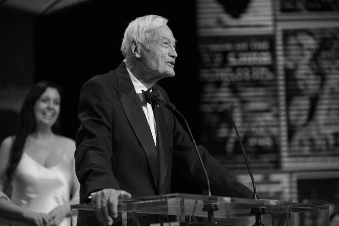 Roger Corman | "Njegova legendarna sposobnost varčne rabe denarja mu je omogočila, da si je hitro zamislil in ustvaril filme in znanstvenofantastične epopeje s proračuni, ki ne bi pokrili stroškov hrane na sodobnem studijskem snemanju," piše v njegovi biografiji na spletni strani oskarjev. | Foto Guliverimage