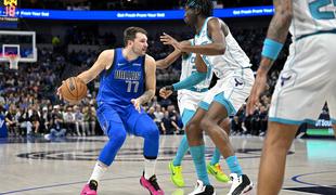 Dončić v bolečinah, a Dallas z ekipno igro do preobrata in zmage