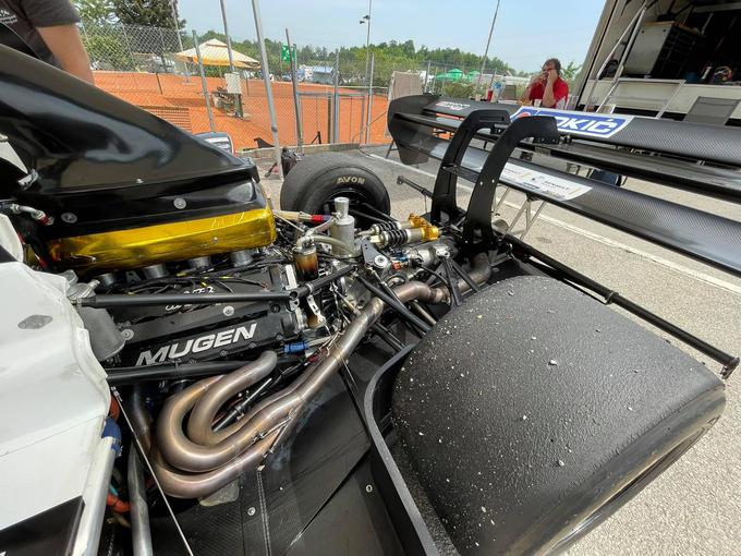  Zmagovalni prototip poganja Mugenov trilitrski motor V8, ki se lahko zavrti do 12 tisoč vrtljajev v minuti. Zajelšnik je to omejil na 10 tisoč vrtljajev. | Foto: Gregor Pavšič