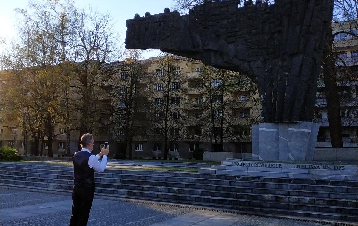 Jordan Peterson, Jordan B. Peterson | Jordan Peterson se je med obiskom Ljubljane ustavil tudi pred spomenikom revolucije na trgu republike. | Foto Žiga Turk