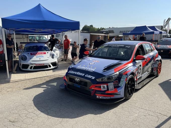 Anže Dovjak (hyundai i30 TCR) vodi v državnem prvenstvu, v ozadju porsche GT3 Matevža Čudna. | Foto: Gregor Pavšič