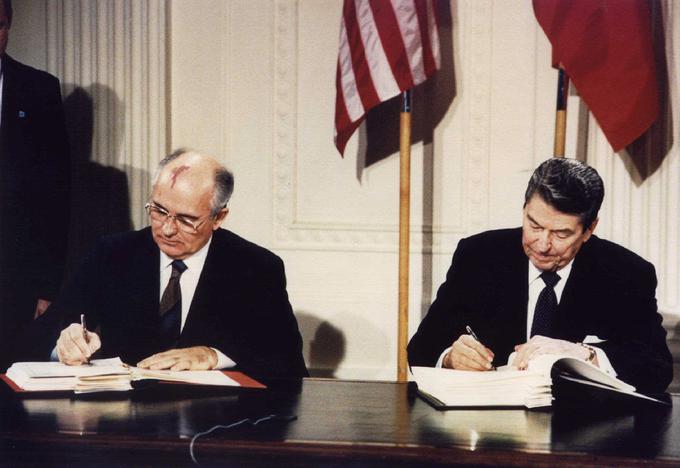 Pogodbo INF sta 8. decembra 1987 podpisala takratni ameriški predsednik Ronald Reagan in zadnji voditelj Sovjetske zveze Mihail Gorbačov. | Foto: Reuters