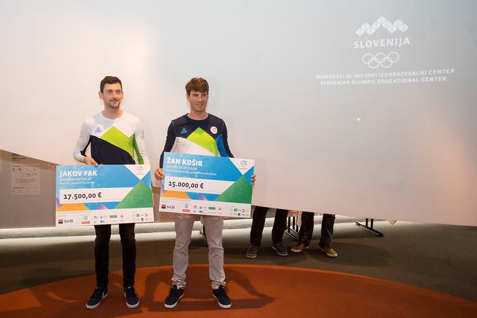 Dobitnika medalj v Pjongčangu sta včeraj od OKS prejela ček za 17.500 oziroma 15 tisoč evrov. | Foto: Urban Urbanc/Sportida