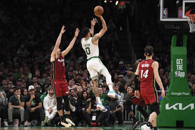 Jayson Tatum je v uvodni tekmi končnice lige NBA vknjižil trojni dvojček (23 točk, 10 asistenc in 10 skokov). To je njegov prvi "triple-double" v karieri na tekmi končnice lige NBA.  | Foto: Reuters