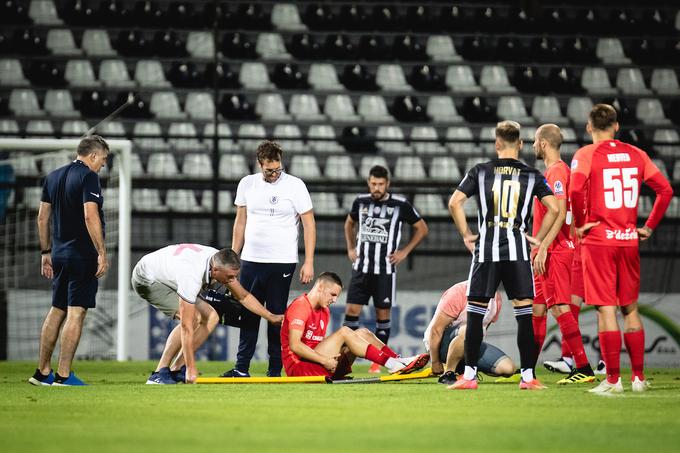 Že na začetku srečanja so gostje ostali brez Tamarja Svetlina. | Foto: Blaž Weindorfer/Sportida