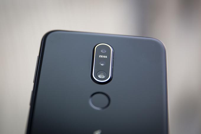 Optiko na kameri zadnje strani pametnega telefona Nokia 7.1 podpisuje nemški Zeiss, ki s podjetjem HMD Global, lastnikom blagovne znamke Nokia za mobilne telefone, intenzivno sodeluje tudi pri večini drugih pametnih telefonov te blagovne znamke. | Foto: Bojan Puhek