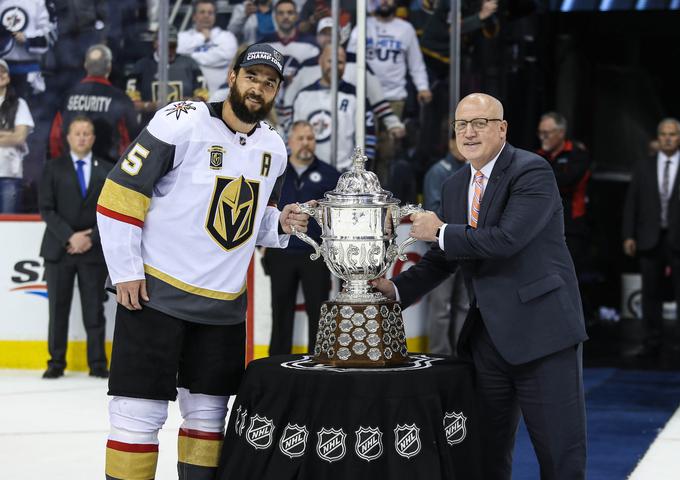 Branilec Deryk Engelland ob lovoriki Vegasa. | Foto: Reuters