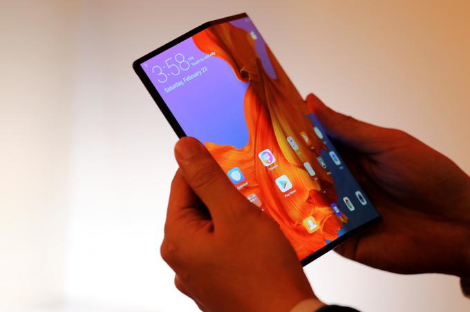 Pregibni telefon Huawei Mate X, ki ga na trgu sicer še ni, je verjetno že pridobil zahtevane Googlove certifikacije. | Foto: Reuters