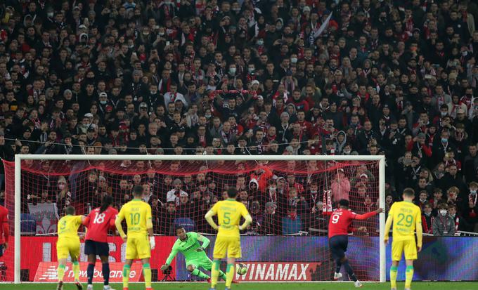 Vratar Nantesa Alban Lafont je ubranil najstrožjo kazen Jonathanu Davidu. | Foto: Reuters