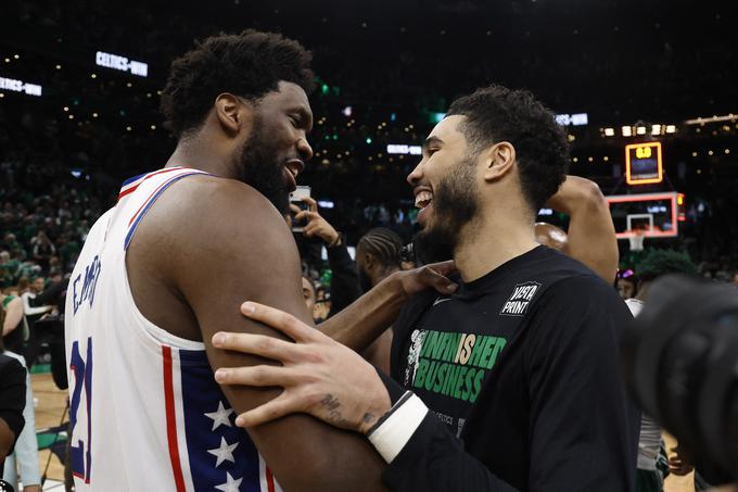 Joel Embiid je čestital Jaysonu Tatumu za nepozabno predstavo na sedmi tekmi, | Foto: Reuters