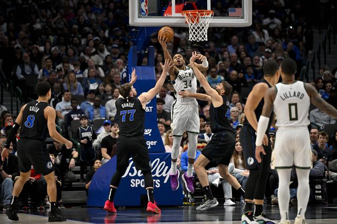 Obramba Dallas je imela pričakovano ogromno težav z Antetokounmpom. | Foto: Reuters