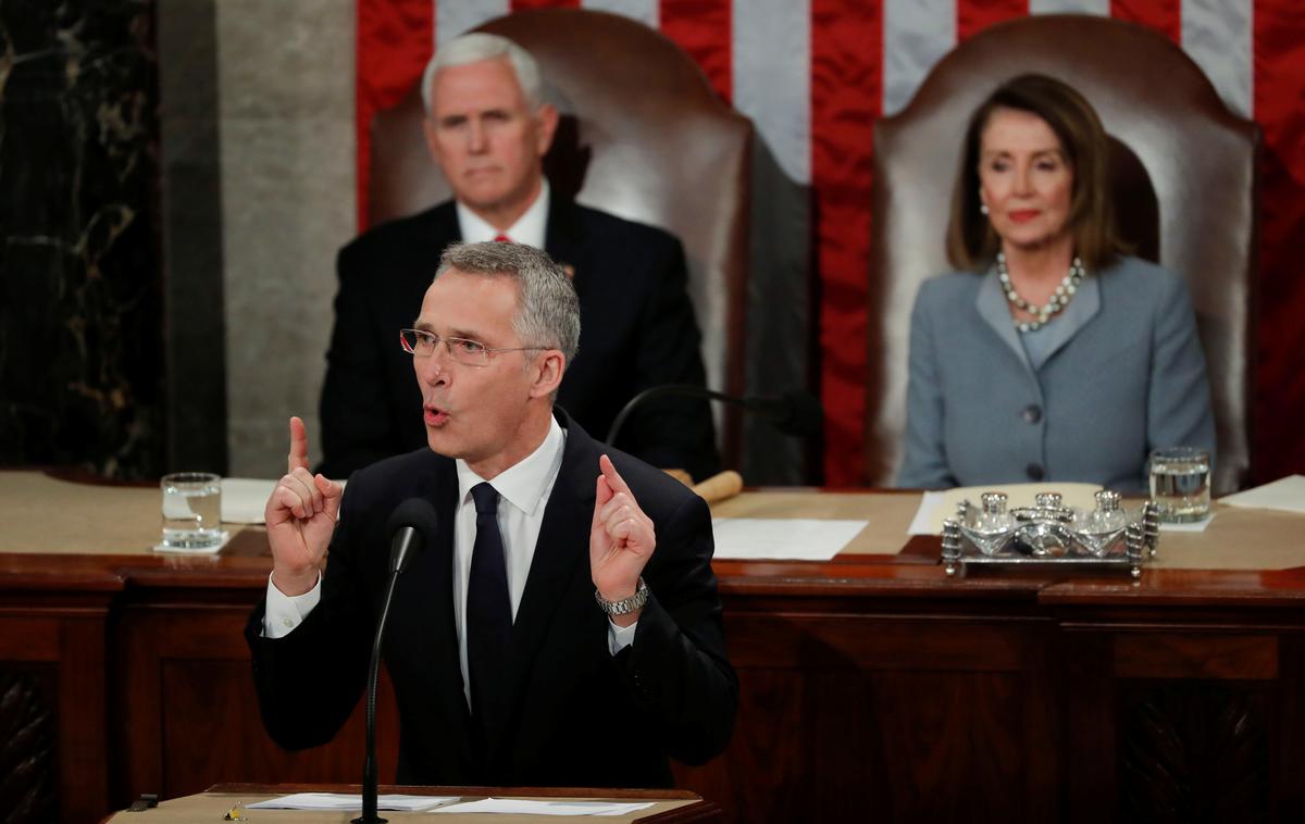 Nato | Generalni sekretar zveze Nato Jens Stoltenberg, v ozadju ameriški podpredsednik Mike Pence in predsednica predstavniškega doma Nancy Pelosi. | Foto Reuters