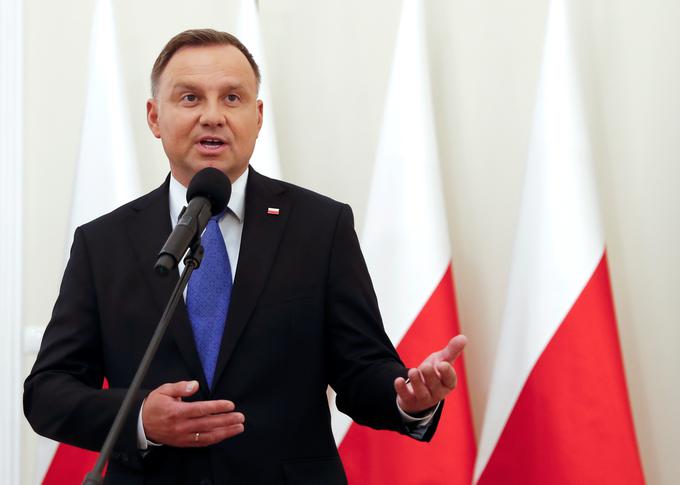 Poljski predsednik Andrzej Duda je podpisal sporni zakon o preiskovanju ruskega vpliva in napovedal, da bo ustavnemu sodišču naročil, naj preuči zakon. Vprašanje pa je, ali bo poljsko ustavno sodišče, ki ga pesti notranja kriza, zakon lahko preučilo pred letošnjimi volitvami. | Foto: Reuters