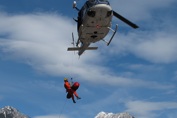 helikopter | Oba gornika je z gore odpeljal helikopter, so sporočili s kranjske policijske uprave. (Fotografija je simbolična) | Foto policija