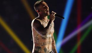 Adam Levine nesramen do oboževalke #video