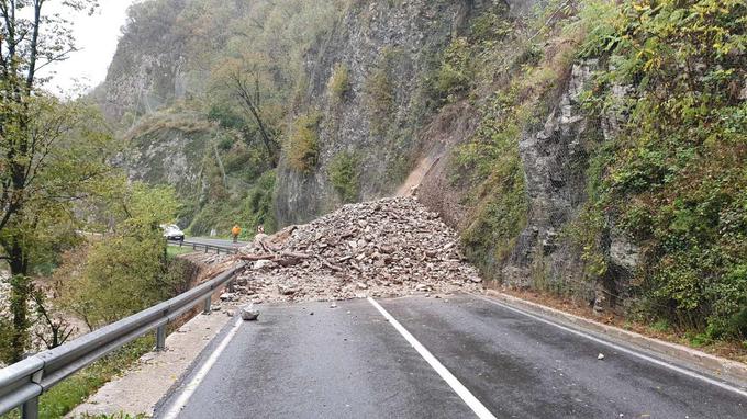 Zemeljski plaz, ki je prejšnji teden zaprl cesto med Novo Gorico in Tolminom pri Podselu. | Foto: Matic Prevc/STA