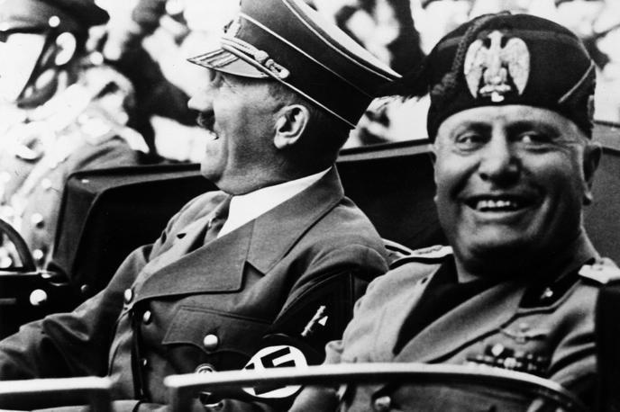 Adolf Hitler in Benito Mussolini | Fašisti so po koncu prve svetovne vojne kmalu začeli napade na Slovence. Med drugim so leta 1920 požgali in uničili Narodni dom v Trstu, ki je bil simbol slovenske navzočnosti v mestu. Zatiranje in raznarodovanje Slovencev sta se še okrepila, ko se je v Italiji na oblast povzpel vodja fašistov Benito Mussolini.  | Foto Getty Images