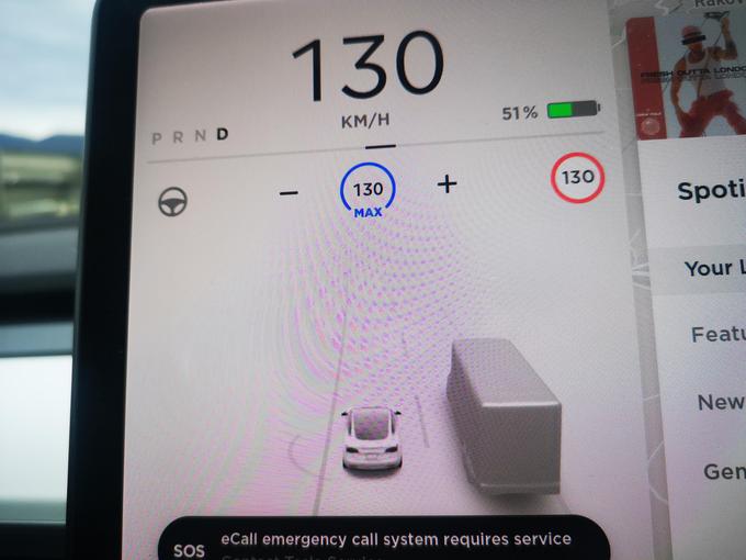 Teslin avtomobil tudi v Evropi zelo dobro zaznava dogajanje okoli avtomobila in ostale udeležence (avtomobile, tovornjake, kolesarje, pešce ...), kar prikazuje na osrednjem zaslonu. | Foto: Gregor Pavšič