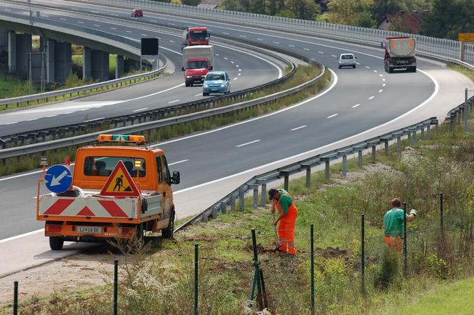 Če želimo, da bodo naše avtoceste in hitre ceste varne, jih je treba redno vzdrževati in obnavljati. | Foto: DARS/zajem zaslona