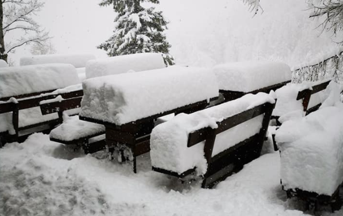 Sneg Erjavčeva koča | Sneg na Erjavčevi koči na Vršiču. | Foto Facebook / Erjavčeva koča