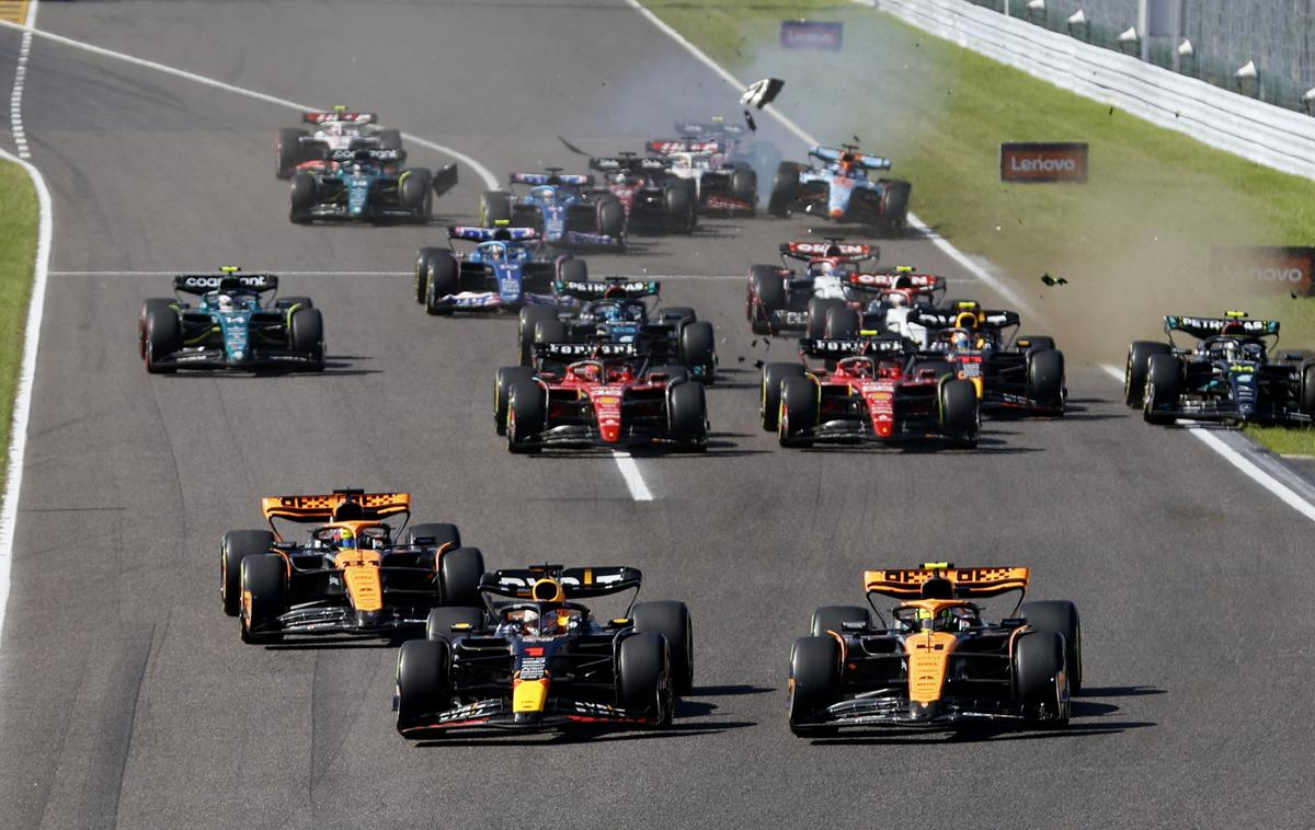 Suzuka Štart Max Verstappen Oscar Piastri Lando Norris | Odličen štart obeh McLarnov, ki sta v prvem zavoju skušala prehiteti Maxa Verstappna. | Foto Reuters