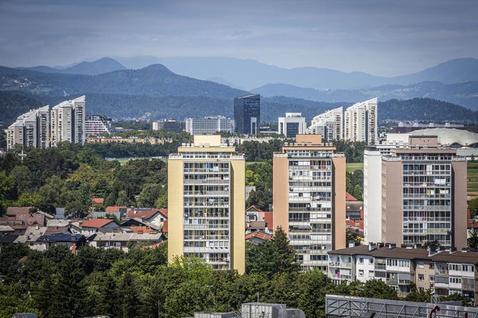 Nepremičnine bloki stanovanja stanovanje | Ljubljanski policisti so obravnavali nesrečo pri delu.  | Foto Bojan Puhek