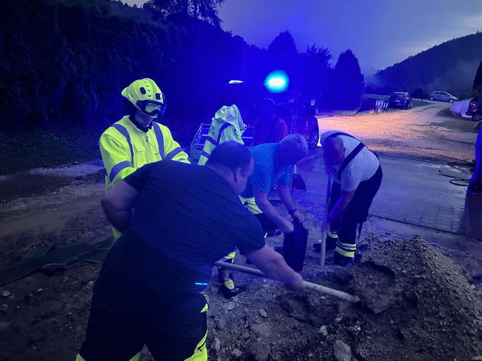 Gasilci pomagajo na Poljani.  | Foto: PGD Prevalje