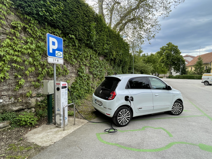 “Slovenski” renault twingo ostaja eden zelo redkih avtomobilov, ki na polnilnici AC izkoristijo polno moč 22 kilovatov. | Foto: Gregor Pavšič