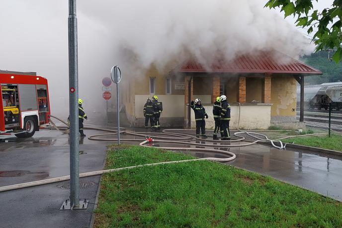 Požar Sevnica | Gasilci so požar lokalizirali, a še vedno aktivno gori v notranjosti objekta.  | Foto Občina Sevnica/Facebook