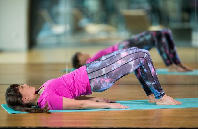 pilates polkrožni premik lopatic leže na trebuhu | Foto: Vid Ponikvar