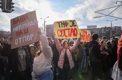 Študentski protesti v Srbiji ustavili delo več deset fakultet #video