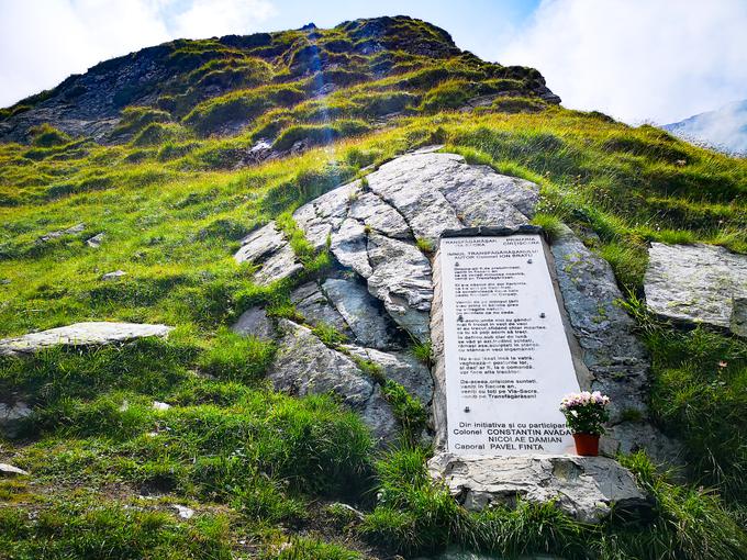 Spomin na vse žrtve med gradnjo te slavne ceste. Uradno je bilo žrtev 40, neuradno poročajo o več stotih. | Foto: Gregor Pavšič