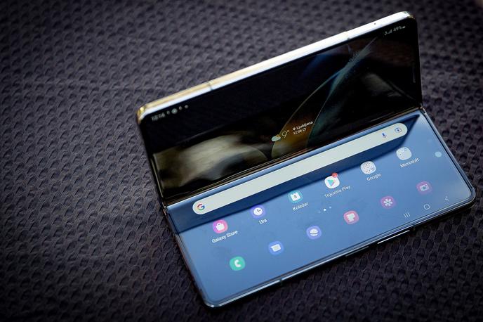 Samsung Galaxy Z Fold4 | Pregibni telefon Samsung Galaxy Z Fold4 lahko uspešno nadomesti pametni telefon in tablico, v nekaterih primerih tudi osebni računalnik. | Foto Ana Kovač