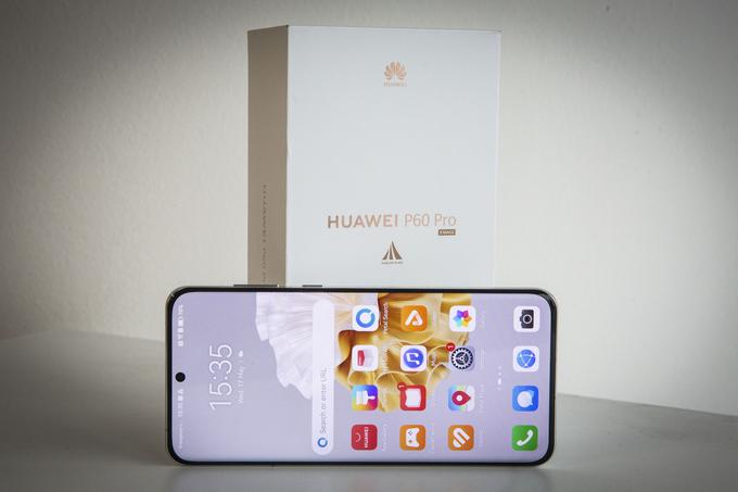 Zaobljeni robovi sicer jemljejo nekaj pik z zaslona, a vendarle prispevajo k privlačnosti podobe pametnega telefona Huawei P60 Pro. | Foto: Bojan Puhek