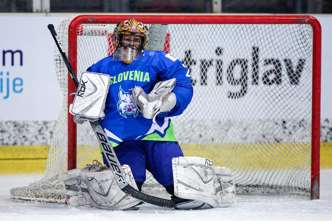 Za razliko od Sare, ki skrbi za doseganje zadetkov, starejša sestra Ines stoji med vratnicama in pazi, da čim manj ploščkov pristane za njenim hrbtom. | Foto: Matic Klanšek Velej/Sportida