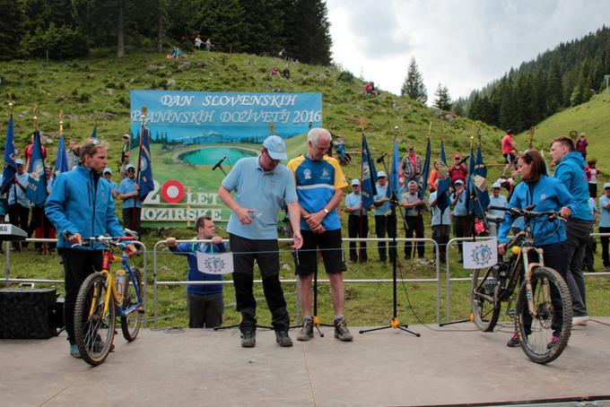 Slovensko turnokolesarsko pot sta slovesno odprla predsednik PZS Bojan Rotovnik in načelnik Komisije za turno kolesarstvo PZS Jože Rovan. Foto: Matjaž Šerkezi. | Foto: 