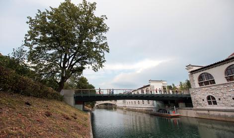 Iz Ljubljanice reševali moškega