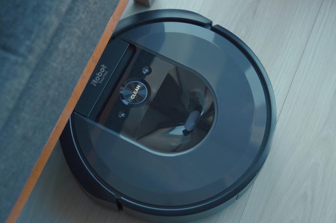 iRobot, Roomba | Amazon bi s prevzemom iRobota pridobil še en način za "vohunjenje" za kupci in potencialnimi novimi strankami, so opozarjali kritiki zdaj odpadlega prevzema proizvajalca robotskih sesalcev. Ena poglavitnih funkcij sodobnih sesalcev podjetja iRobot je namreč njihova zmožnost, da se spoznajo z uporabnikovim stanovanjem in ustvarijo "virtualni" zemljevid, ki jim pri kasnejšem sesanju prostorov pomaga, da se čim manj zatikajo pod radiatorje. Podatki o stanovanju uporabnika, pridobljeni prek robotskih sesalcev, so lahko za veletrgovca Amazon z vidika ciljanega oglaševanja zelo dragoceni. | Foto Unsplash