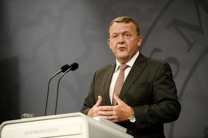 Prvi mož liberalne stranke Venstre Lars Løkke Rasmussen vodi dansko vlado od volitev leta 2015. Njegova stranka je bila takrat šele tretjeuvrščena, a ker je desni blok dobil več sedežev kot levi, je Rasmussen najprej sestavil enostrankarsko manjšinsko vlado. Novembra lani sta v vlado vstopili še dve manjši desni stranki: libertarci in konservativci. Ta koalicijska vlada je tako kot prejšnja enostrankarska manjšinska in odvisna od podpore Danske ljudske stranke. | Foto: Reuters