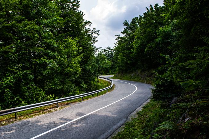 Ta cesta je v preteklosti zaslovela tudi zaradi relija Saturnus, ki pa je tu potekal še po makadamski podlagi. | Foto: Gašper Pirman