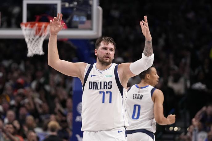 Luka Dončić | Luka Dončić je slavil novo zmago, a zaradi poškodbe predčasno končal tekmo z Golden State Warriors. | Foto Guliverimage