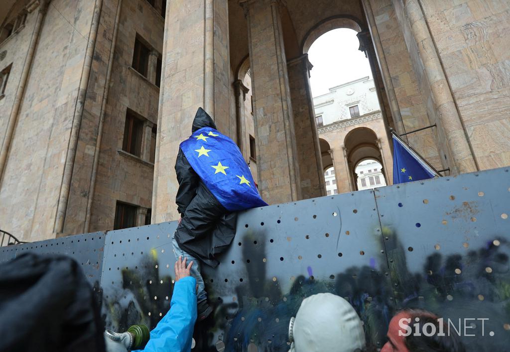 Protestniki pred gruzijskim parlamentom v Tbilisiju