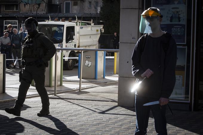 Moški je z nožema grozil na Bavarskem dvoru. Z njima je opletal proti policistom in nanje vpil.  | Foto: Bojan Puhek